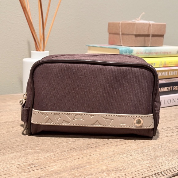 BVLGARI | Emirates Business Class Toiletry Bag for Men - Picture 2 of 6